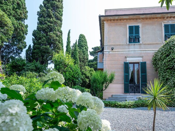 Property grounds - Beautiful villa for 4 guests with WIFI, TV and pets allowed (Celle Ligure)