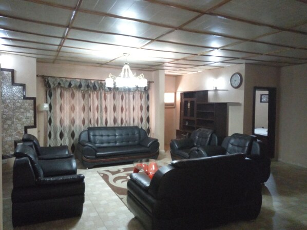 Living room - Tall Tree Lodge Makeni (Freetown)