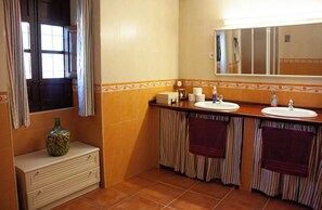 Ducha, secador de pelo, bidé y toallas