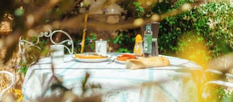 Cortijo el Vizconde Nature with Your Children. Cortijo in the meadows of Jaen
