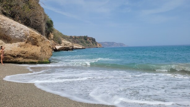 A pebble beach with a rocky cliff and a clear view of the sea. - AP327 - Casa Pico (Nerja)