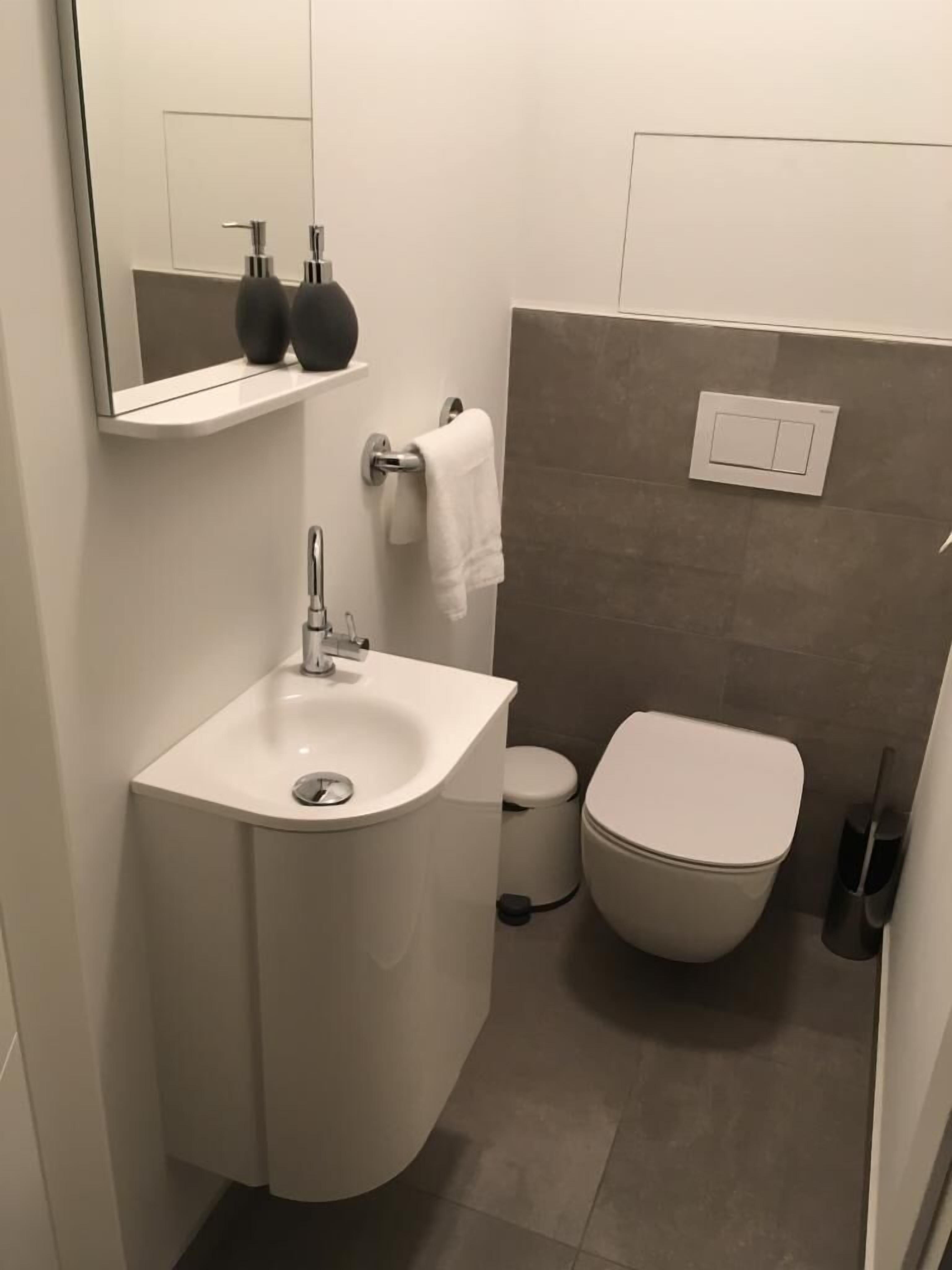 Apartment | Bathroom | Shower, rainfall showerhead, towels