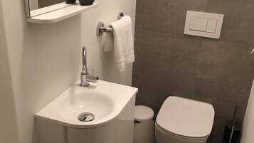 Apartment | Bathroom | Shower, rainfall showerhead, towels