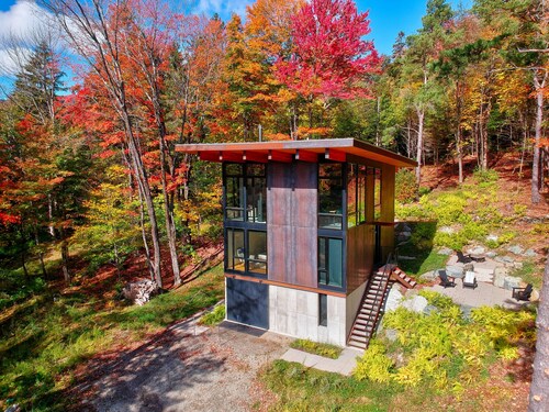 Sterling Treehouse: modern 3 br, woodstove, firepit, forested retreat!