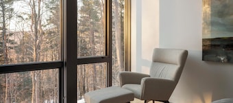 Sterling Treehouse: modern 3 br, woodstove, firepit, forested retreat!