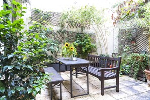 Outdoor dining - Magnificent Bright And Atypical Apt With Garden (Paris)