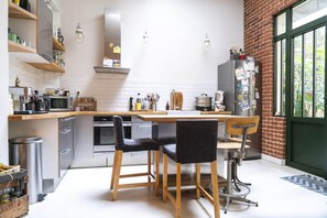 Fridge, oven, dishwasher, coffee/tea maker