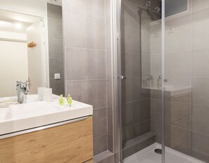 Dusche, Haartrockner, Handtücher