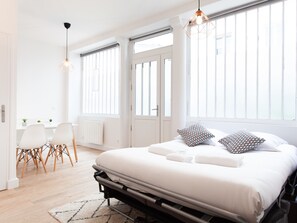 2 bedrooms, iron/ironing board, WiFi, bed sheets - Luminous apartment Close To The Sacred Heart (Paris)