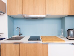 Kjøleskap og kaffetrakter/tekoker