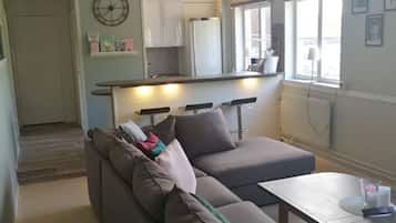 Lägenhet med delad dusch | Living area | Flat-screen TV