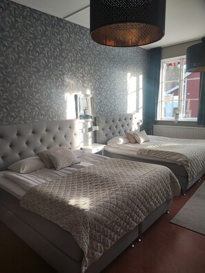 Superior fyrbäddsrum med delat badrum | Individually decorated, individually furnished, blackout drapes - Sjugare Bed & Breakfast (Leksand)