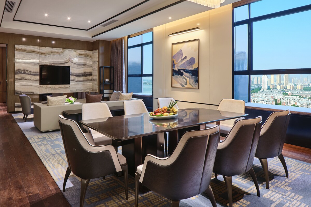 Royal Suite, 1 King Bed, Club Lounge Access, Lake View | Desk, laptop workspace, soundproofing, WiFi