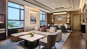 Un salon moderne avec un canapé, une table basse et un coin repas.