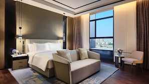 Royal-Suite, 1 King-Bett, Zutritt zur Club Lounge, Seeblick | Schreibtisch, laptopgeeigneter Arbeitsplatz, schallisolierte Zimmer