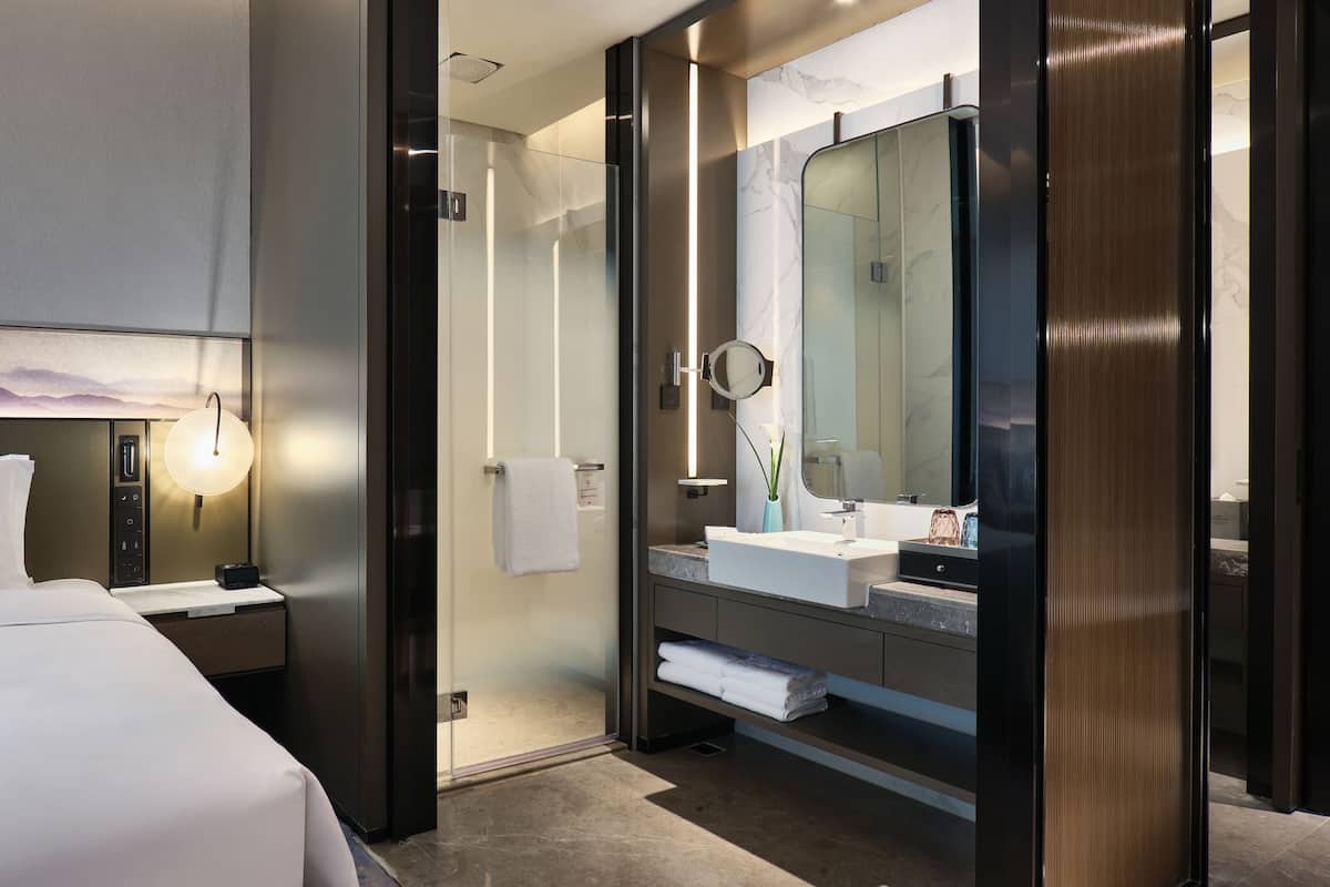 Hydromassage showerhead, towels