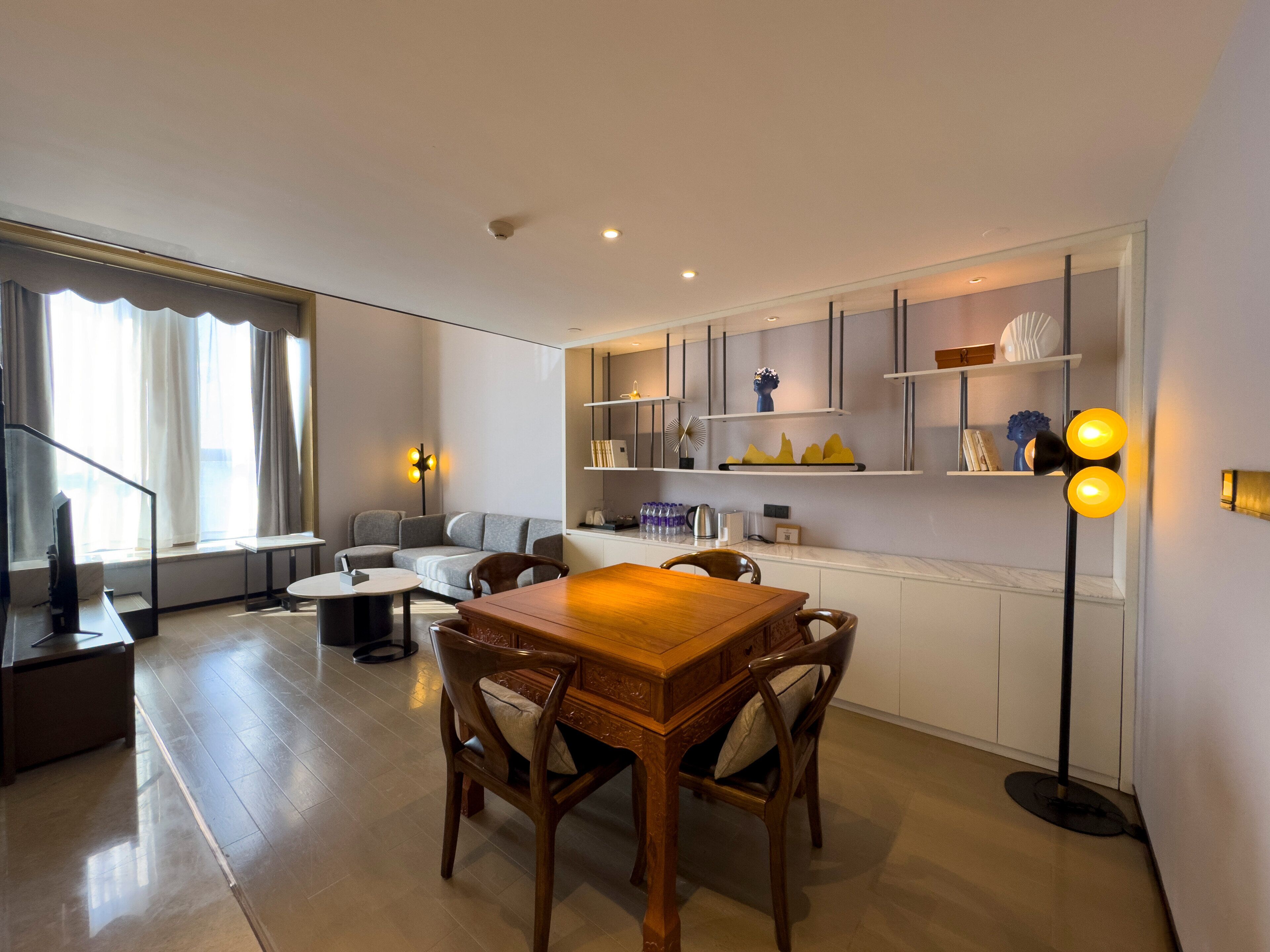 Loftsværelse - 1 kingsize-seng - adgang til Club-lounge (Suite) | Skrivebord, arbejdsområde til bærbare computere, lydisolering, Wi-Fi