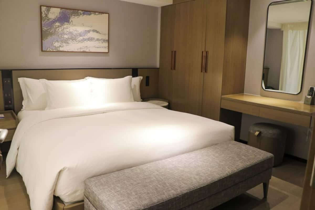 Loft, 1 King Bed, Club lounge access (Suite) | 1 bedroom, desk, laptop workspace, soundproofing