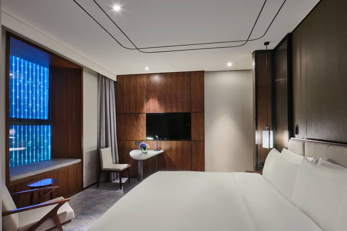 Suite, 1 Bedroom, Club lounge access | 1 bedroom, desk, laptop workspace, soundproofing