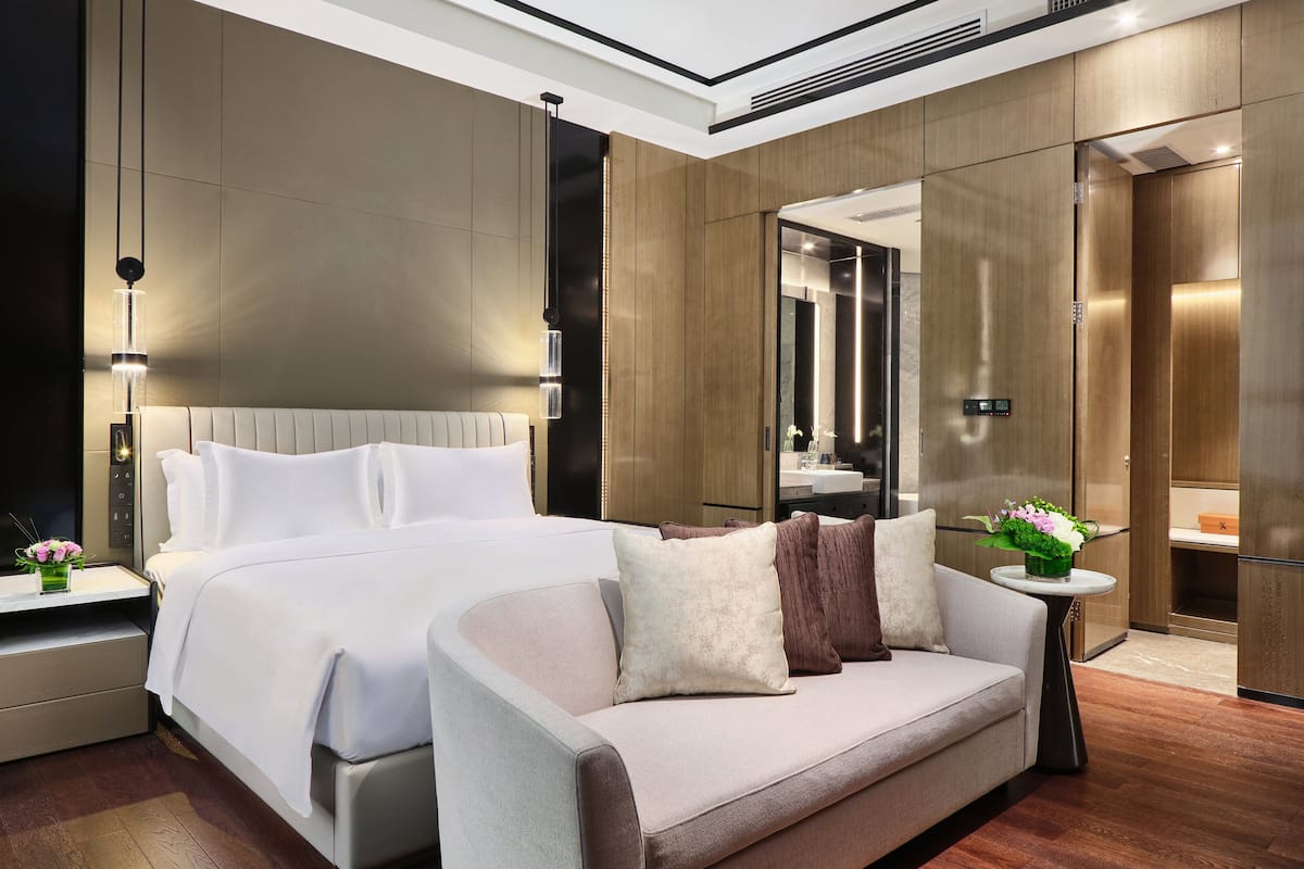 Executive Suite, 1 King Bed, Lake View