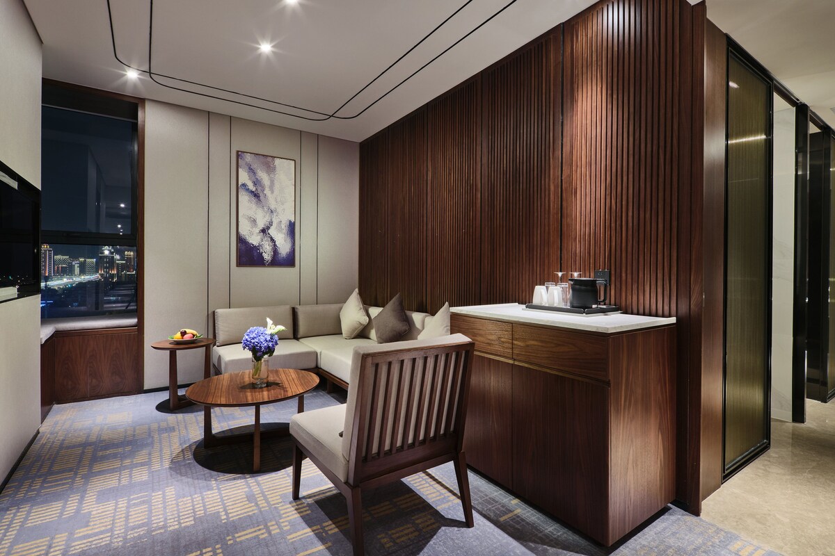 Suite, 1 Bedroom, Club Lounge Access | Desk, laptop workspace, soundproofing, WiFi