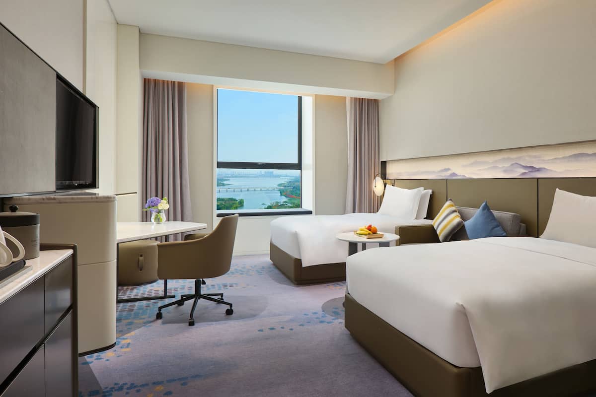 Kamar Standar, 2 Tempat Tidur Twin, pemandangan danau | 1 kamar tidur, meja kerja, ruang kerja ramah laptop, dan kedap suara