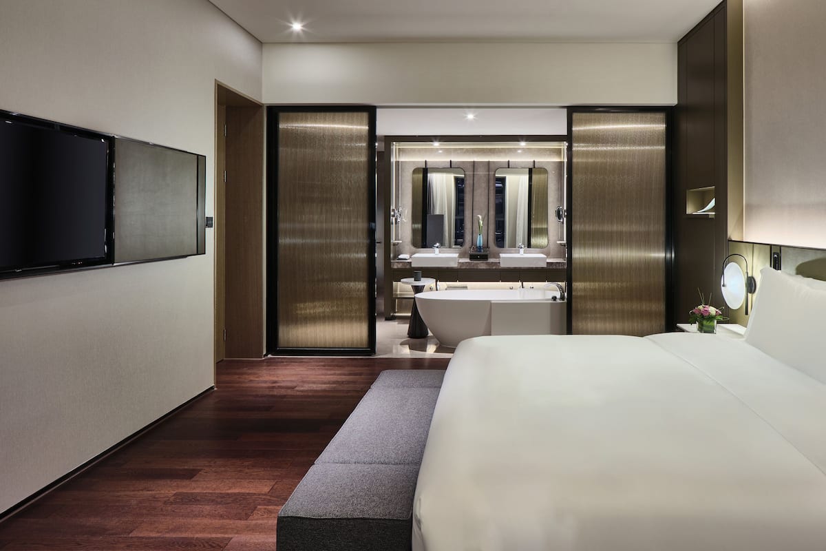 Deluxe Suite, 1 King Bed, Club lounge access, Lake View | 1 bedroom, desk, laptop workspace, soundproofing