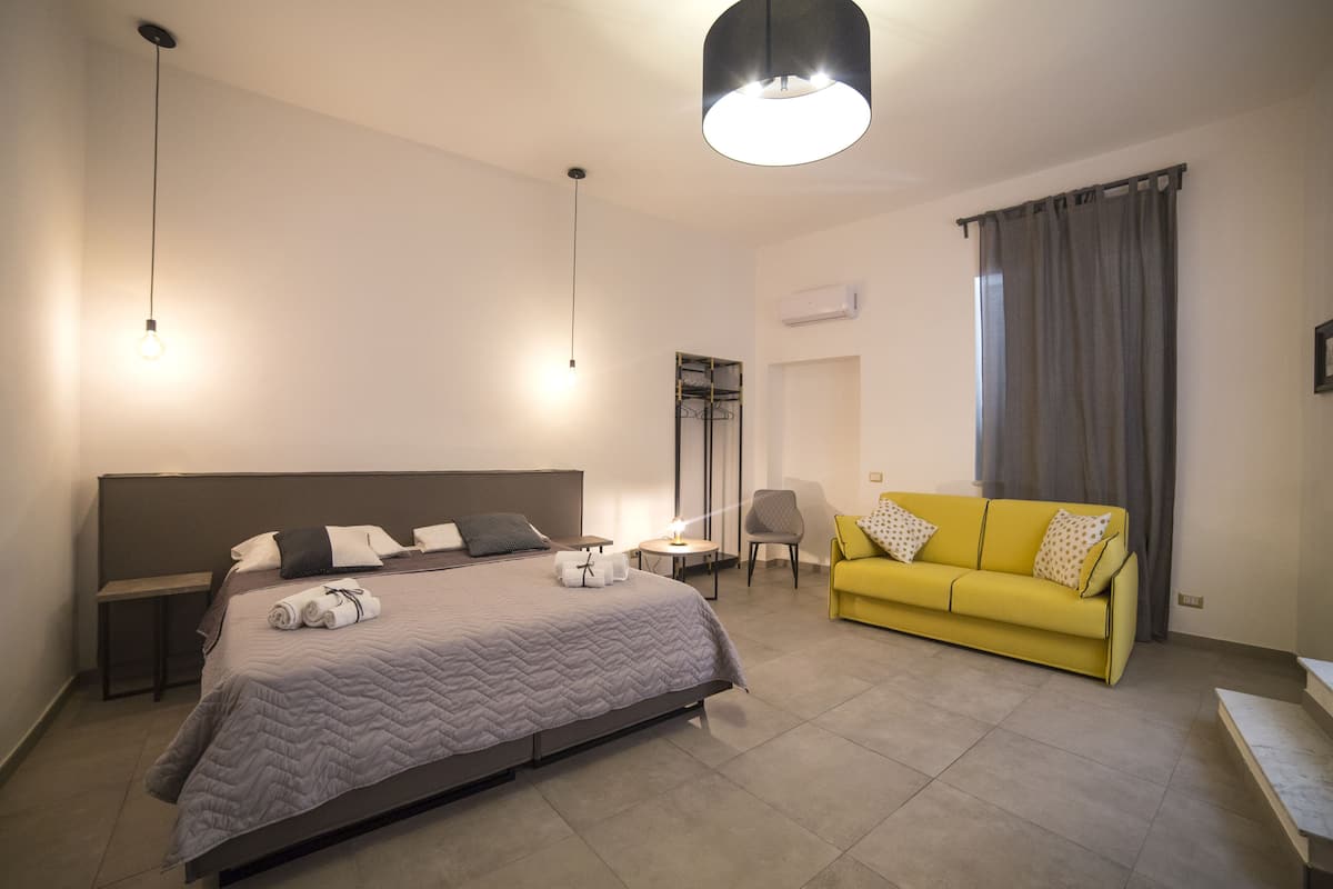 Deluxe Studio Suite | Minibar, individually decorated, individually furnished, desk