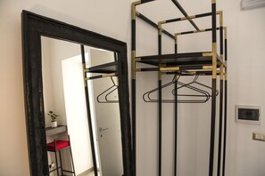 Deluxe-Doppelzimmer, Stadtblick | Minibar, individuell dekoriert, individuell eingerichtet, Schreibtisch