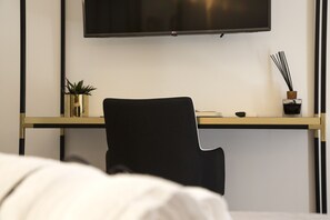 ห้องดีลักซ์ดับเบิล, วิวเมือง | มินิบาร์, ห้องพักตกแต่งอย่างมีเอกลักษณ์, ตกแต่งพิเศษโดยเฉพาะ, โต๊ะทำงาน