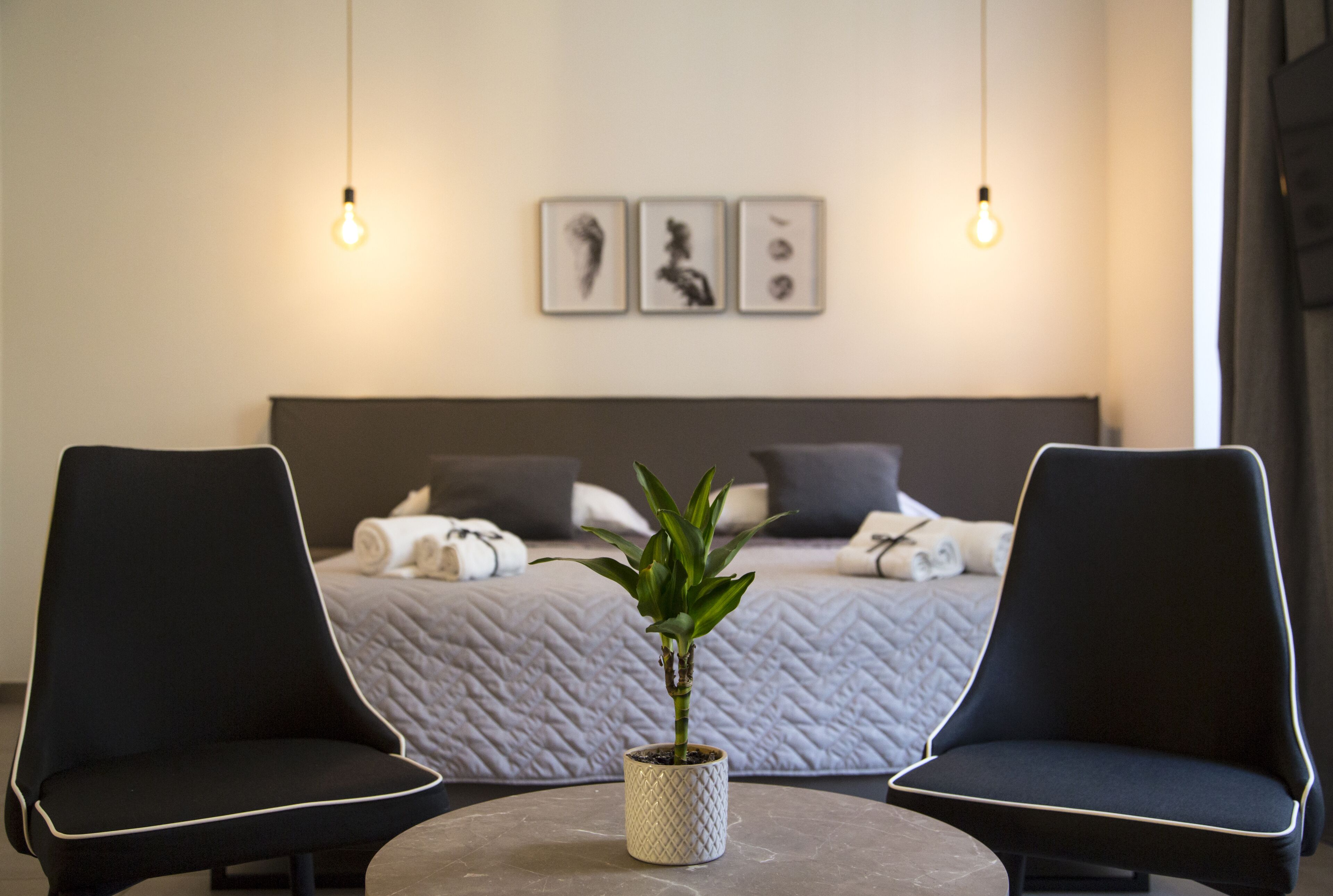 Deluxe-Vierbettzimmer | Minibar, individuell dekoriert, individuell eingerichtet, Schreibtisch