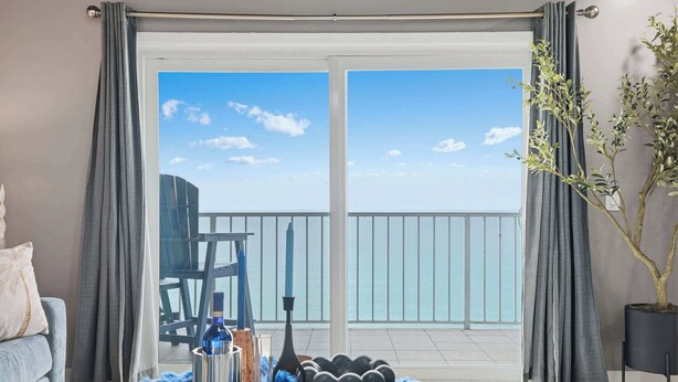 Ein Balkon mit freiem Blick auf den Himmel und ein Gebäude in der Ferne.