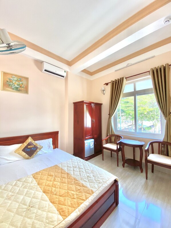 Desk, blackout drapes, free WiFi, bed sheets