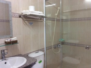 Dreibettzimmer | Badezimmer | Dusche, kostenlose Toilettenartikel, Haartrockner, Hausschuhe