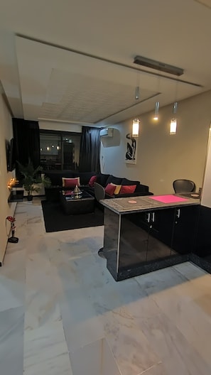 Apartamento real, 1 quarto, acessível, vista para o jardim | Área de estar | TV de tela plana
