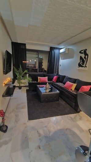 皇家公寓, 1 间卧室, 无障碍, 花园景观 | 起居区 | 平板电视