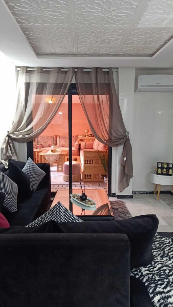 Deluxe Apartment | Living area | Flat-screen TV - Résidence Harmony (Marrakech)