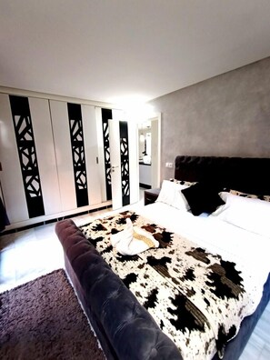 Apartamento luxo | Cortinas blackout, ferros/tábuas de passar roupa, berços grátis