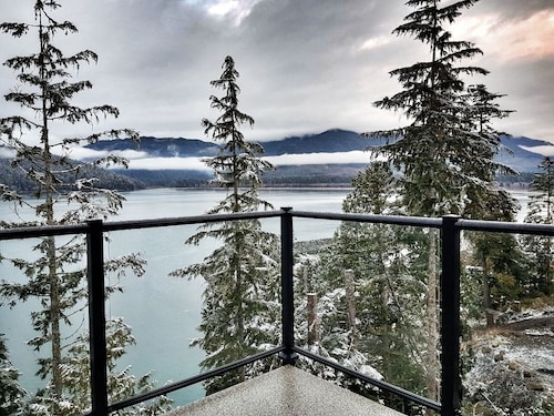 Breathtaking Oceanfront Views!
H009730218