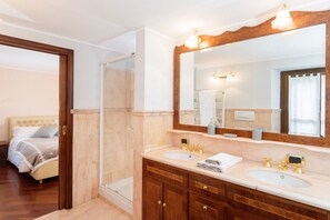 Douche, baignoire à remous, séchoir à cheveux, bidet