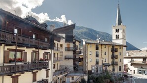 Unclassified image, 5 of 60, button - Maison Paquier in the downtown heart:Jacuzzi, balcony, ski bus close to door (Valtournenche)