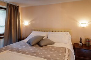 3 quartos, ferros/tábuas de passar roupa, berço de viagem