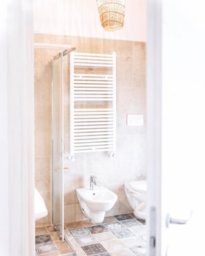 Een douche, een regendouche, gratis toiletartikelen, een haardroger