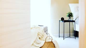 Dreibettzimmer (Oro) | Individuell eingerichtet, Schreibtisch, laptopgeeigneter Arbeitsplatz