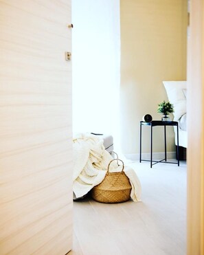 Habitación triple (Oro) | Mobiliario individual, escritorio, espacio para trabajar con un portátil