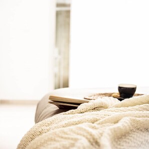 Habitación triple (Oro) | Mobiliario individual, escritorio, espacio para trabajar con un portátil