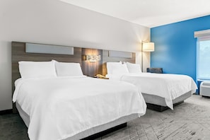 Blackout drapes, iron/ironing board, WiFi, bed sheets - Holiday Inn Express & Suites Detroit North - Roseville by IHG (Roseville)
