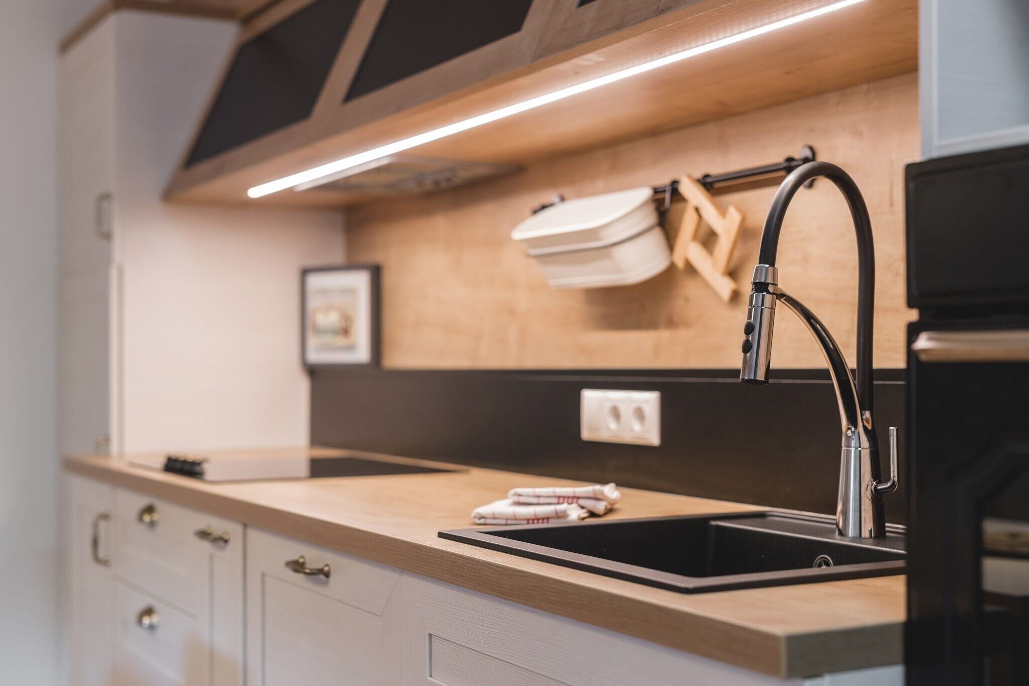 Een koelkast, een microgolfoven, een oven, een vaatwasser