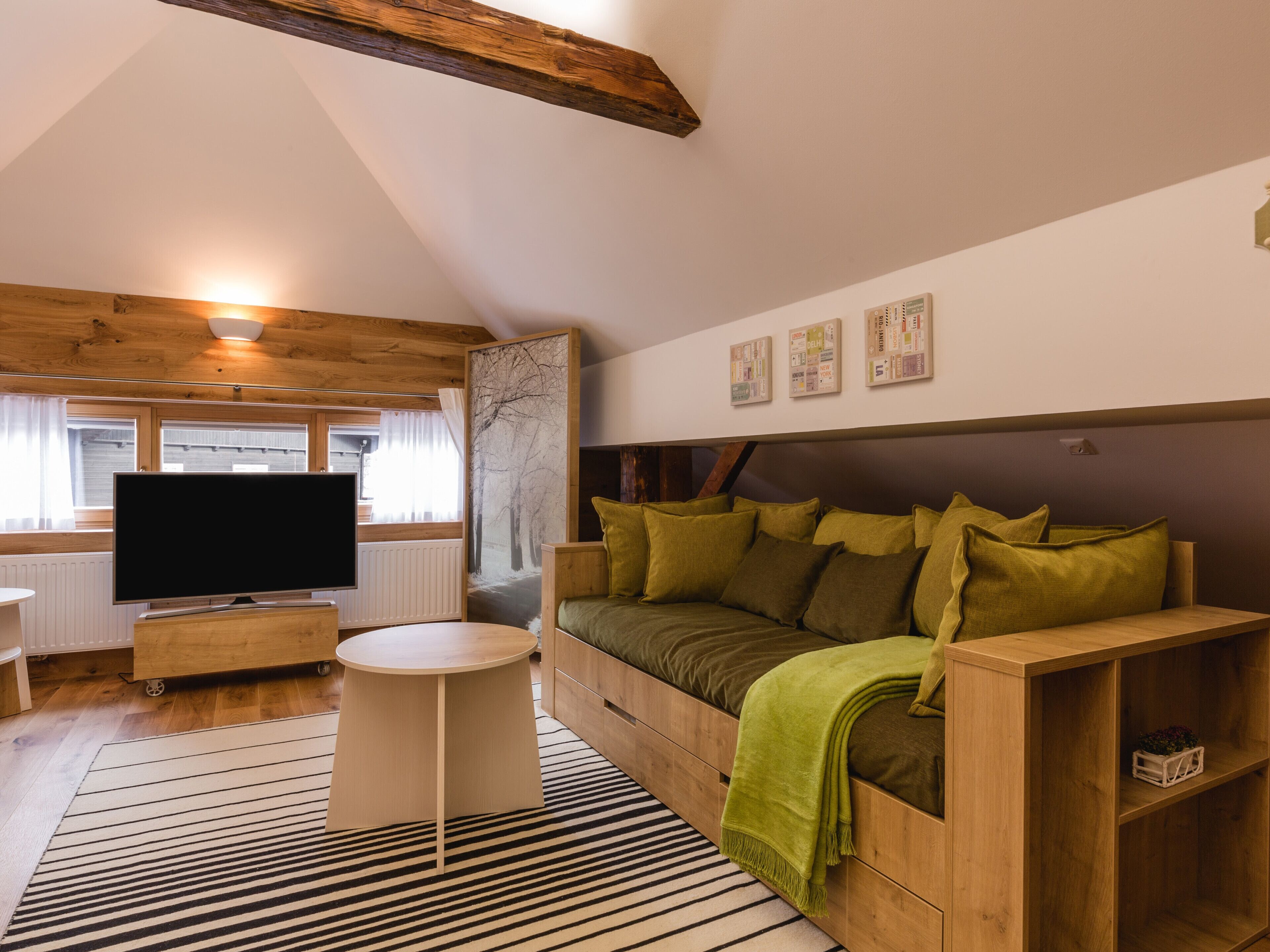 Fernseher, Kamin, DVD-Player, Bücher