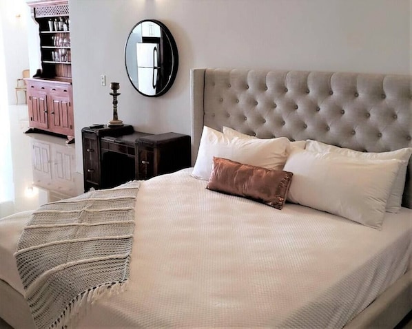 2 habitaciones, escritorio, tabla de planchar con plancha y wifi